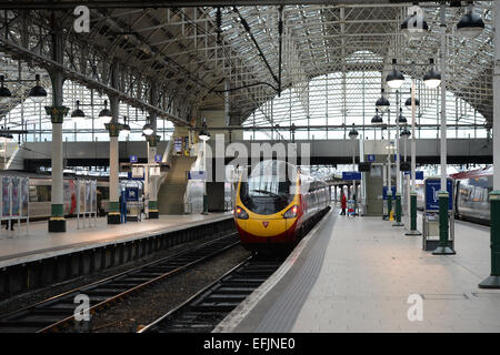 Pendalino Virgin Train arrivant en gare de Manchester Piccadilly, Manchester, Royaume-Uni Banque D'Images