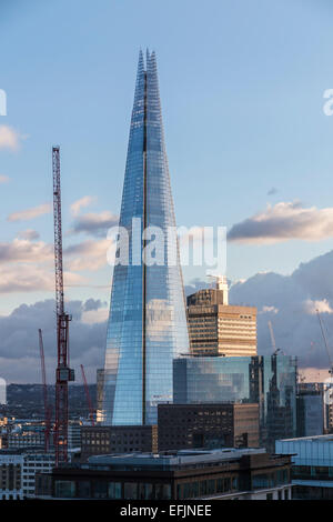Vue sur le Shard, London SE1, en fin d'après-midi la lumière avec un ciel bleu et de grue à tour Banque D'Images