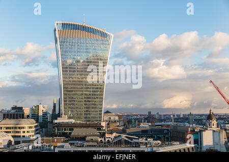 Le talkie walkie bâtiment dans le quartier financier et d'assurance dans la ville de London, EC3, en raison de la fin de l'après-midi ciel Banque D'Images