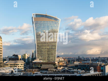 Le talkie walkie bâtiment dans le quartier financier et d'assurance dans la ville de London EC3, en raison de la fin de l'après-midi ciel Banque D'Images