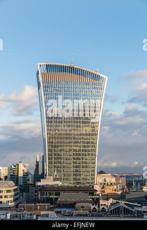 Le talkie walkie bâtiment dans le quartier financier et d'assurance dans la ville de London, EC3, en raison de la fin de l'après-midi ciel Banque D'Images