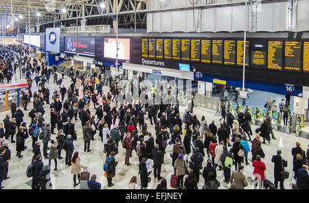 Hall de la gare de Londres Waterloo, encombrée de début de soirée les navetteurs de l'heure de pointe dans le tableaux des départs Banque D'Images