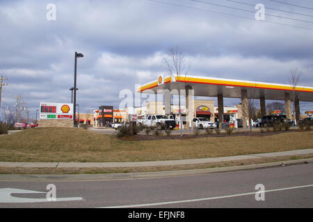 Station d'essence Shell aux USA avec les clients de gaz de pompage. Banque D'Images