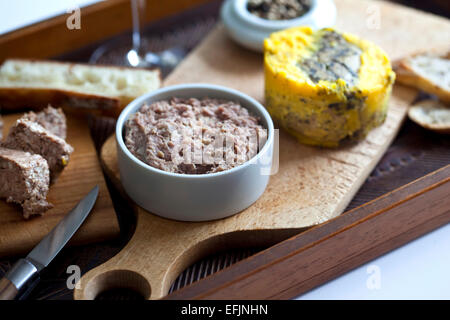 Pate de port et foie gras sur une planche en bois Banque D'Images