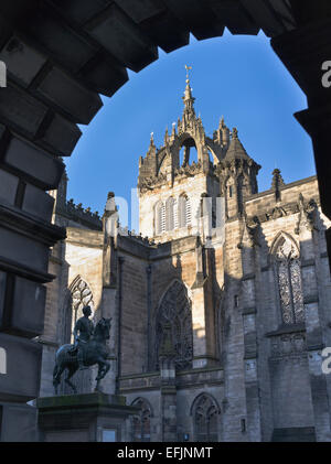 dh St Giles Cathedral ROYAL MILE ÉDIMBOURG ÉCOSSE Restauration de Statue de Charles II clocher de la couronne Banque D'Images