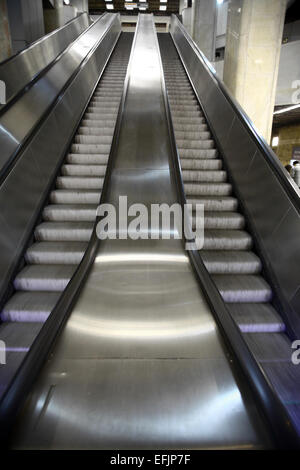 Tourné en couleur de certains escaliers mécaniques dans une station de métro. Banque D'Images