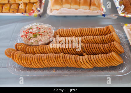 Cuisine de fête, du plateau, du jambon, ccheese, Dips, tartinades, bouchées, des hors-d Banque D'Images