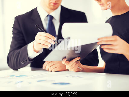 Businessman and businesswoman papier signature Banque D'Images