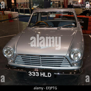 Vue avant d'une réplique d'une Ford Cortina Saxon, un concept car, sur l'affichage à la London Classic Car Show. Banque D'Images