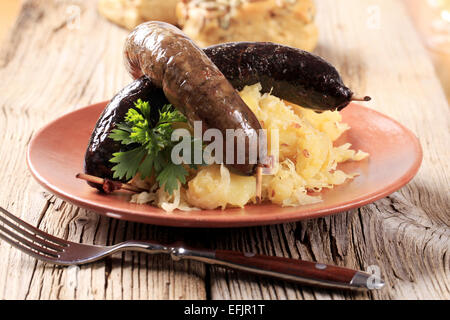 Saucisses grillées Pan avec de la choucroute et des pommes de terre Banque D'Images