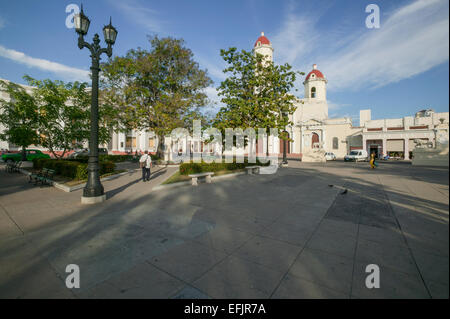 Vue sur le centre-ville de Cienfuegos montrant Jose Marti Park, la cathédrale de Cienfuegos, lion et sculptures. Banque D'Images