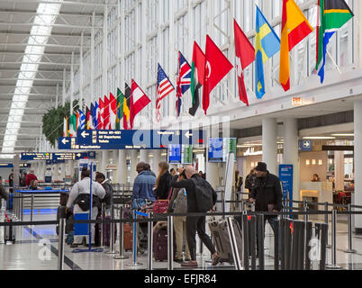 Chicago, Illinois - Les passagers qui attendent en ligne pour l'enregistrement pour des vols à l'aéroport international O'Hare's international terminal. Banque D'Images