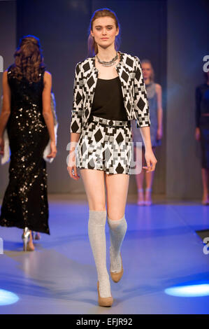 Porter des modèles lors de la conception des rues Shopstyle Vêtements au fashion show Show Live 2014, NEC de Birmingham, Royaume-Uni. Banque D'Images