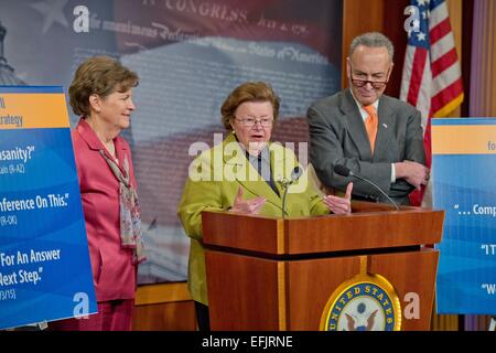 Le sénateur Barbara Mikulski démocrates des États-Unis avec les sénateurs Chuck Schumer et Jeanne Shaheen au cours d'un point de presse après la défaite d'un troisième projet de loi de financement de la sécurité intérieure par les Républicains le 5 février 2015 à Washington, DC. Banque D'Images