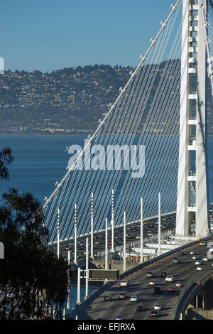 L'HEURE DE POINTE DE L'EST NOUVEAU Oakland Bay Bridge donnent sur l'île de Yerba Buena SAN FRANCISCO CALIFORNIA USA Banque D'Images
