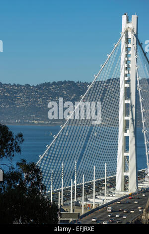 L'HEURE DE POINTE DE L'EST NOUVEAU Oakland Bay Bridge donnent sur l'île de Yerba Buena SAN FRANCISCO CALIFORNIA USA Banque D'Images