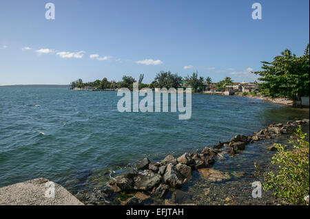 Maisons dans le quartier de Punta Gorda Cienfuegos, Cuba qui tapissent le bord incurvé de la baie de Cienfuegos le long d'une journée de décembre. Banque D'Images