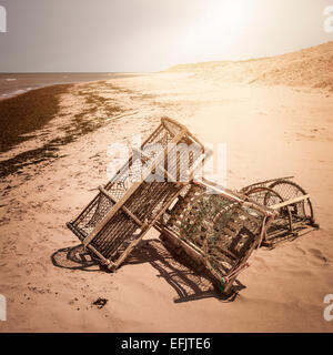 Trois casiers à homard sur la plage de l'océan Atlantique à l'Île du Prince Édouard, Canada, format carré Banque D'Images