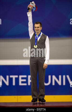 Granada, Espagne. 5e Février, 2015. Peter Liebers (C) de l'Allemagne pose avec sa médaille d'or lors de la cérémonie de la compétition de patinage artistique à la 27e Universiade d'hiver à Grenade, Espagne, le 5 février 2015. Liebers réclamé le titre avec 223,74 points. Credit : Fei Maohua/Xinhua/Alamy Live News Banque D'Images