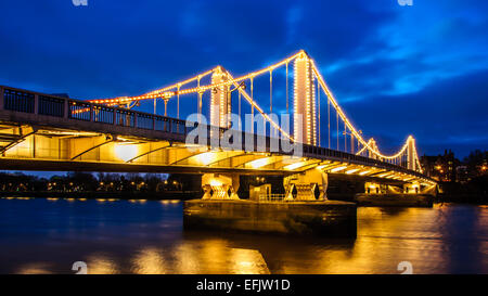 Un crépuscule vue de allumé Chelsea Bridge sur la Tamise à Londres. Banque D'Images