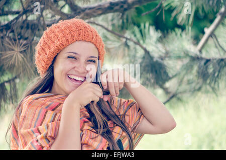 Jeune fille dans orangehead robe automne chaud, plein air permanent laughting Banque D'Images