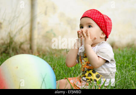 Petite fille jouant avec une balle Banque D'Images
