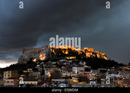 Temps orageux sur Athènes et l'Acropole Plaka (vieille ville). Banque D'Images