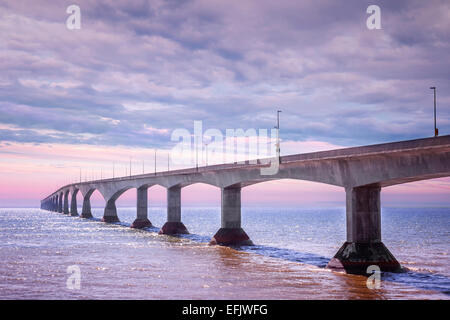 Coucher de soleil au pont de la Confédération de Borden-Carleton, Ile du Prince-Édouard, Canada Banque D'Images