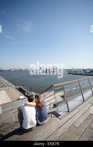 Couple sur la terrasse de l'immeuble de bureaux Dockland, port de pêche, près de l'Altona, Hambourg, Allemagne Banque D'Images