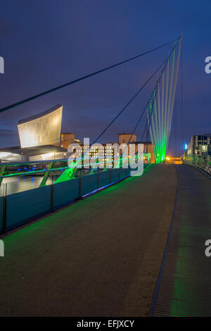 Pont à Salford Quays avec Imperial War Museum à l'arrière-plan Banque D'Images