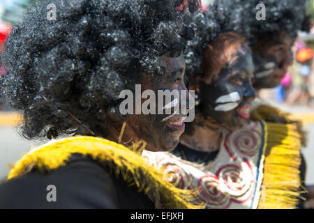 Danseurs portant des costumes tribaux au cours de l'Ati Atihan festival. Banque D'Images