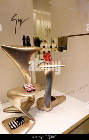 Magasin de chaussures, la Via Montenapoleone, le Golden Triangle, Milan, Lombardie, Italie Banque D'Images