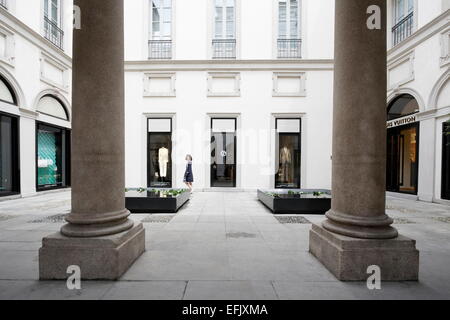 Woman, Via Montenapoleone, le Golden Triangle, Milan, Lombardie, Italie Banque D'Images