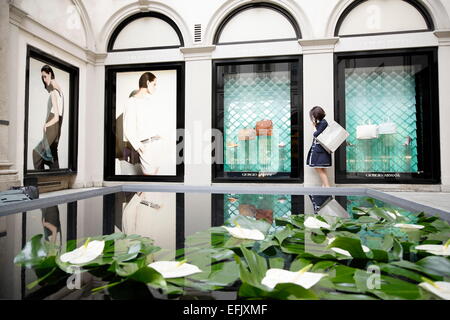 Woman, Via Montenapoleone, le Golden Triangle, Milan, Lombardie, Italie Banque D'Images