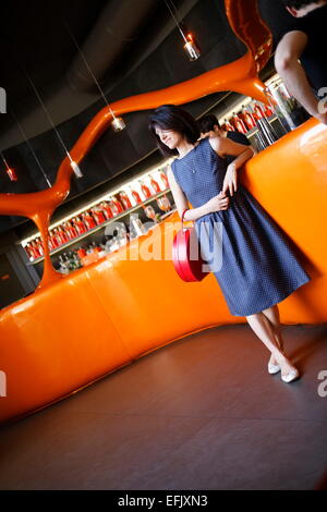 Femme à l'intérieur d'un bar, la Galleria Vittorio Emanuele II, Milan, Lombardie, Italie Banque D'Images