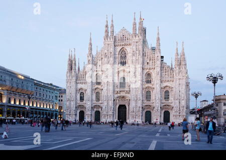 Vue sur la Piazza del Duomo de la cathédrale de Milan le soir, Milan, Lombardie, Italie Banque D'Images