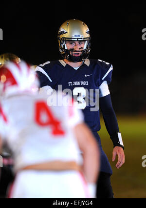 Bellflower, CA 10/10/14 - St Jean Bosco quarterback (3) Josh Rosen, une validation de l'UCLA en action. La bataille entre les deux meilleures équipes en Californie du Sud a vécu jusqu'à ce que la facturation du St Jean Bosco est venu avec un chiffre sur la transmission finale en visitant à Mater Dei sneak out une victoire 28-25 dans la trinité de l'ouvreur de la Ligue vendredi soir, le vendredi, 10 octobre 2014. (Obligatoire Crédit : Jose Marin/MarinMedia.org/Cal Sport Media) (ONU-original édité JPG et RAW Fichier numérique Disponible aussi) Banque D'Images