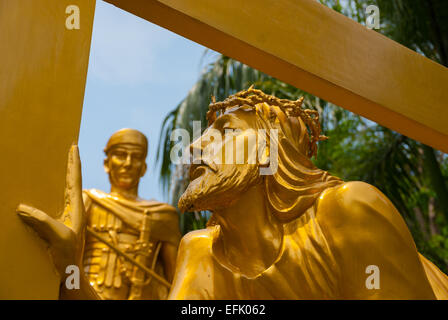 Scène sculpturale grandeur nature du chemin de la Croix pour la procession spirituelle catholique romaine à l'église Puh Sarang à Kediri, Java-est, Indonésie. Banque D'Images