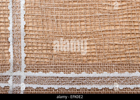La dentelle et de l'ensachage de jute sur ruban filet brun, fond de jute naturelle Banque D'Images