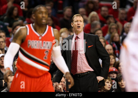 Portland, Oregon, USA. 5e Février, 2015. TERRY STOTTS entraîneurs à l'écart. Les Portland Trail Blazers jouer les Phoenix Suns lors de la Moda Center le 5 février 2015. 5e Février, 2015. Crédit : David Blair/ZUMA/Alamy Fil Live News Banque D'Images