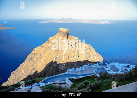 Skaros rock à Santorin contre la mer bleue en arrière-plan Banque D'Images