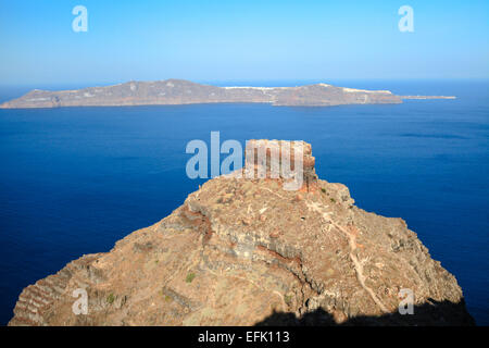 Skaros rock à Santorin contre la mer bleue en arrière-plan Banque D'Images