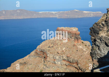 Skaros rock à Santorin contre la mer bleue en arrière-plan Banque D'Images