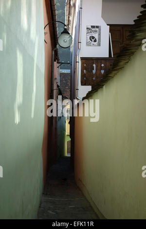 La rue Strada Sforii ou corde, l'un de l'Europe est le plus étroit des rues, Brasov, Roumanie Banque D'Images