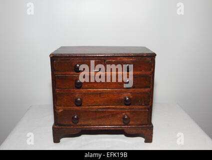 Commode en bois miniature Banque D'Images