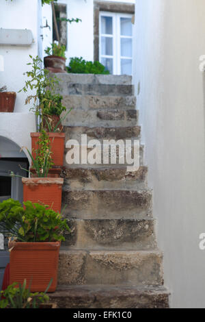 Escalier ancien et architecture traditionnelle sur l'île de Santorin à Fira, Grèce Banque D'Images