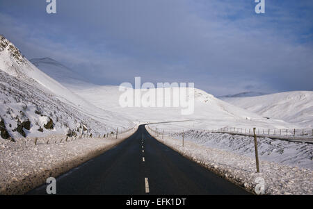 Braemar traversent le Parc National de Cairngorms en hiver la neige. Highlands écossais. L'Ecosse Banque D'Images