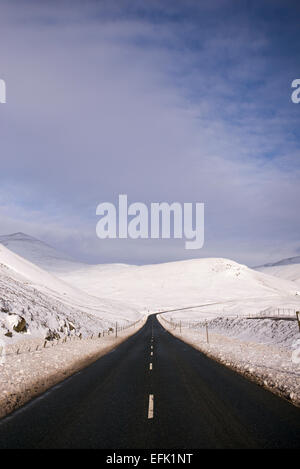 Braemar traversent le Parc National de Cairngorms en hiver la neige. Highlands écossais. L'Ecosse Banque D'Images