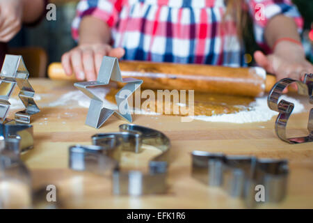 Emporte-pièces de formes de Noël sur planche de bois Banque D'Images