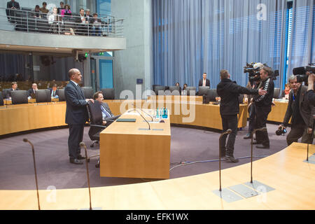 Berlin, Allemagne. 5e Février, 2015. Le membre du Bundestag Michael Hartmann (SPD), est remis en question par le Bundestag, se renseigner sur la commission Edathy scandale à Berlin, Allemagne, 5 février 2015. Hartmann a refusé de témoigner. Photo : Maurizio Gambarini/dpa/Alamy Live News Banque D'Images